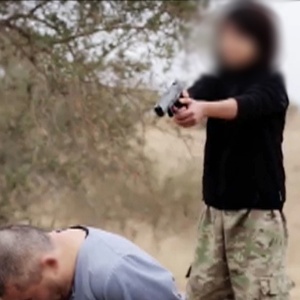Vídeo mostra menino atirando contra dois prisioneiros.