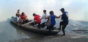 professores-usam-canoa-chegar-a-escola-povoado-no-maranhao-615x300