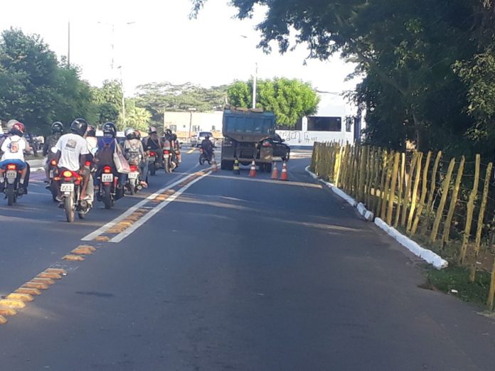 Caçamba interrompe trânsito na ponte metálica causando engarrafamento