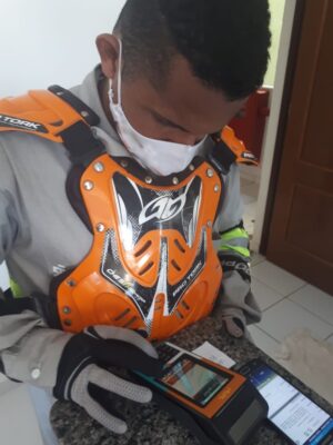 Foto 01- Agente de Relacionamento da Equatorial realizando pagamento delivery