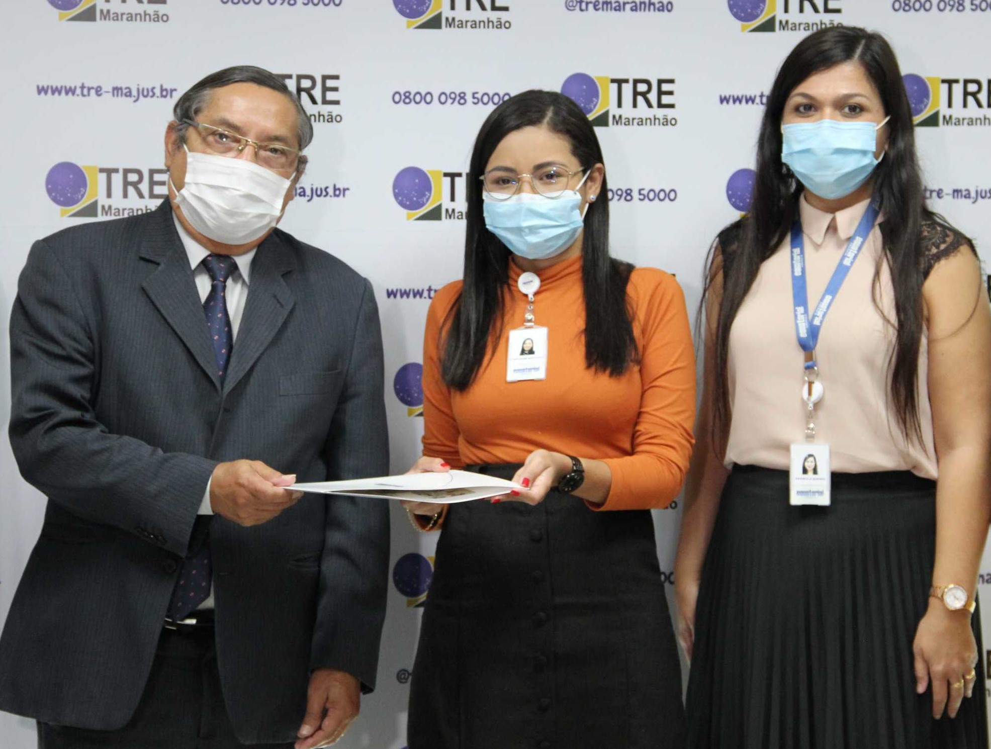 Tyrone Silva recebe o Plano Operacional das mãos de Stephanie SIlva e Francila Soares