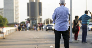 Idosos na região central de Brasília.